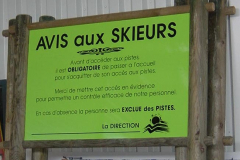 Panneau avis aux skieurs